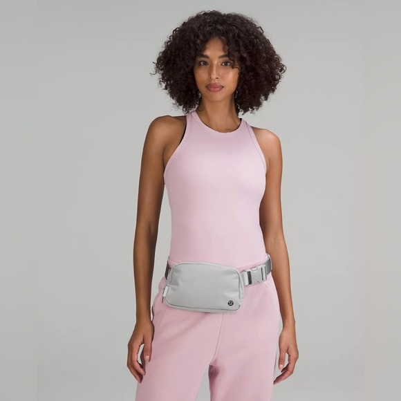 Lululemon Everywhere Belt Bag 1L Silver Drop/White Brand New - Picture 5 of 16